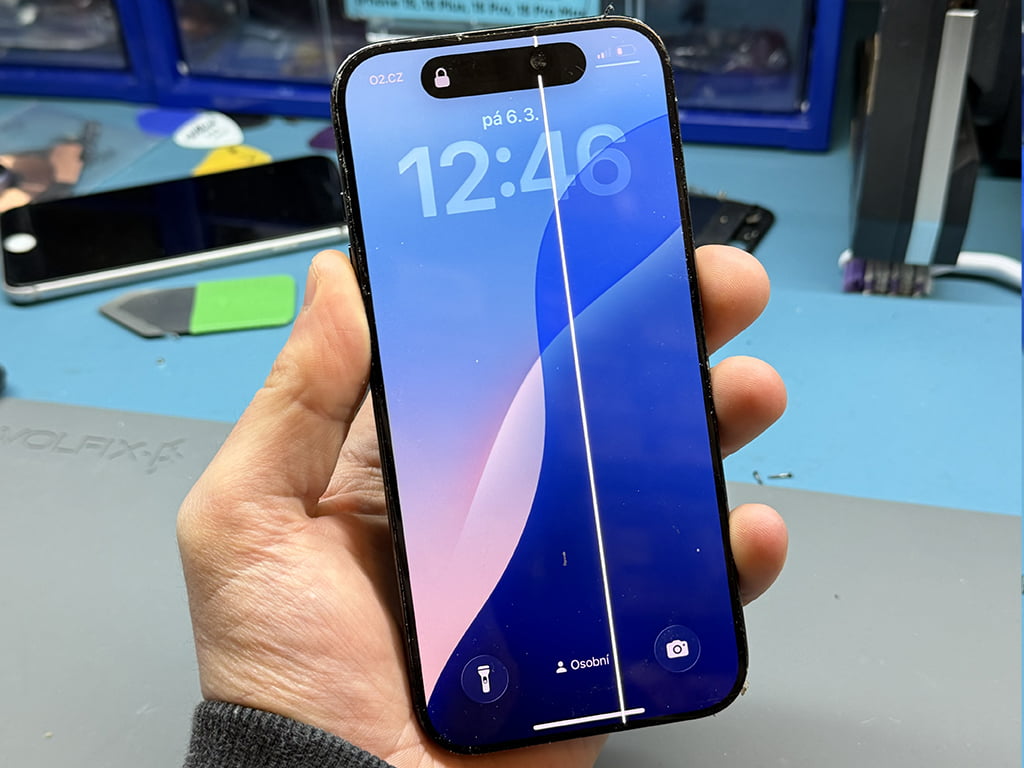 pruhy a čáry přes displej iPhone